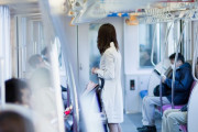 【画像】電車内でお〇ぱい出してる女が居た→