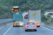 【動画】追い越し車線を塞ぐトラックVS煽るベンツ、どっちが悪いかで論争が起こる