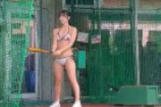 【エロ動画 素人】 バッティングセンターでビキニ水着美女が見事な流し打ちを披露するww