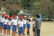 小学校教師「肌着禁止です。身体を見て胸の成長が確認でき次第許可します」