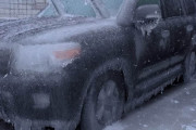 【動画】ロシア人「車が凍った？ふつうハンマーでぶち割るよね」