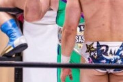 【悲報】ケツ丸出しでトップロープに登る変態プロレスラー現るｗｗｗｗｗｗｗ