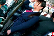 【紗霧ひなた】満員バスで背後からHカップ女子校生のもっちり柔乳おっぱいを揉みまくる！