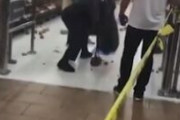 米メディア衝撃…スーパーでマスクなしで逆ギレの女性がボディスラムで抑え込まれて逮捕