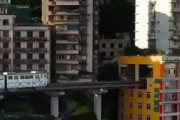 【動画】中国の電車、アパートの中を通過する