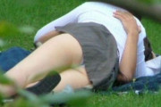 【画像】公園でエッチ始めそうなカップルが彼氏のおちんちん撫でてる ｗｗｗｗ