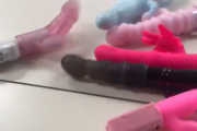 【動画】女さん「持ってるディルドでチンコ競走させてみた！w」