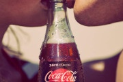 【画像】コカコーラさん、エッチな広告を作ってしまう