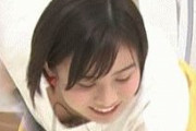 【画像】女子アナさん、カーリングの動きをしたらガバガバ胸元から谷間が見えてしまう