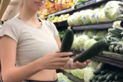 【動画】女さん、スーパー店内の野菜でパイズリしてしまうwwww