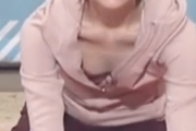 【超画像】人気女子アナさん、うっかり胸チラしまくってしまう ※gifあり