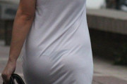 【画像】巨尻OLさん、タイトスカート履いたせいでおしりの形がくっきり浮き出てしまうｗｗｗ