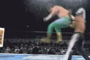 【朗報】プロレスラーのヒップアタック、遂にここまで進化するｗｗｗ
