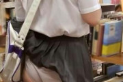 これはちょっと気の毒かもｗスカートが鞄に引っ掛かってパンモロになってる素人娘さんｗｗｗｗｗ