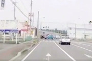 【動画】右折事故の瞬間を捉えた動画がいろいろカオスすぎると話題にｗｗｗ