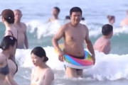 【エロ動画 素人】 海水浴場でマン○が丸見えになってしまった女子大生が激写される