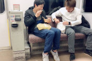 「電車でおでん･おにぎりを食べてる、こいつらに情けは必要ないと判断したので顔ごと失礼」ﾊﾟｼｬｯ