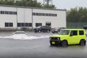 【動画】ちんさんイキってアクセル吹かしながら水没した駐車場に突っ込んでしまう