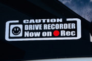 「ドラレコ録画中」←これ貼ってる車どういう意味なん？