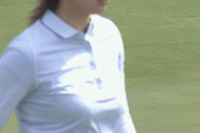 【gifあり】女子プロゴルファーさん、巨乳を揺らしてファンサービスしてしまう