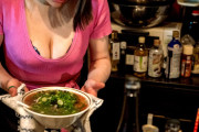 【画像】ボインさん、汗だくになりながらラーメンを食べる！？