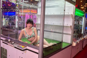 【画像】ピチピチギャルが景品のUFOキャッチャーｗｗｗｗｗｗｗ