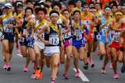 【悲報】高校駅伝、走者の靴がピンクの高級靴ばかりで困惑の声　反発力とクッション性を両立した靴