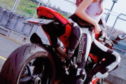 【画像】バイク女子さん、エチエチな汁を交換するｗｗｗ