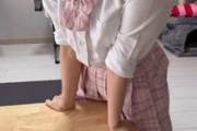 【個人撮影】制服コスで机の角を使ってオナニーする様子を自撮りたちっぱいお姉さんの投稿映像がエロい