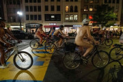 【画像】えちえち全裸サイクリング集団が街中を駆け抜け交通安全などを訴える