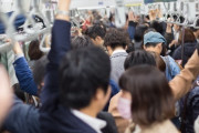 【悲報】専門家「満員電車はひょっとしたらコロナの感染要因かもしれんぞ」
