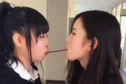 【gif】女子高生さん、彼氏がいないからって友達同士でキス