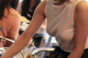 【画像】女性店員の服装がエッチすぎるバーが発見されるwwwwwww