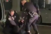 【動画】黒人さん、警官3人がテーザー撃つも止めることができない