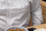 【衝撃】吉野家の牛丼を９秒で食うデブが発見されるwwwwwwwwwwwwwwww