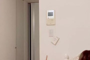 【動画】部屋で着替える女子高生が盗撮される