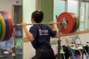 【衝撃】バーベル155kgでスクワットをする女性が現れるwww