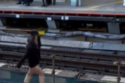 【悲報】ギャル女さん、線路に侵入し電車を止めてしまう