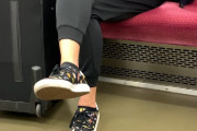 まんさん「電車に靴童貞がいるﾊﾟｼｬｯ」