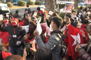 「日本よ、スーチーさん開放するよう呼びかけて」在日ミャンマー人3000人が外務省前でデモ