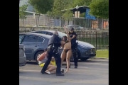 駐車場で喧嘩をしていた酔っ払ったビキニ姿の女性たちが警官にテーザー銃で撃たれるｗｗｗ