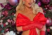 パリス・ヒルトン(43)、全裸に巨大リボンだけを纏ってクリスマスをお祝い「私の存在がプレゼント」