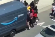 【悲報】米国人さん、Amazon配送車を襲撃し荷物を強奪ｗｗｗｗ