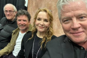 【画像】『バック・トゥ・ザ・フューチャー』のマーティ、ドク、ビフ、ロレインが再会　最新ショット