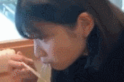 【GIF】女さん、空腹のあまりとんでもないラーメンの食い方をする