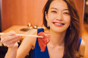 【動画】ちんさん、焼肉屋で痴女２人に足コキされて泣いてしまうｗｗｗｗｗｗ