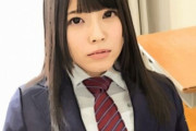 【画像】上原亜衣 制服姿で机の上に乗ってパンチラしながらオラつくｗｗ