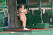 【動画】バッティングセンターでくっそエロい格好した女の子が激写されるｗｗｗｗ