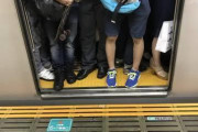女さんって地下鉄や電車の乗り降り邪魔するの好きだよなｗｗｗｗｗｗ