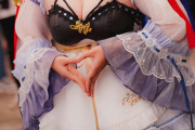 【動画】谷間ガン見せコスプレイヤー「キレイにするね♡」